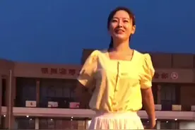 美女独自霸占广场跳起柔美的广场舞，舞姿曼妙动作温柔女人味十足视频封面