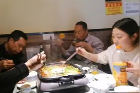 叔叔婶婶来做客，陕西小伙如何待客，凉菜太美了。视频封面
