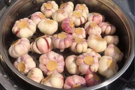 春日美食家：几十年传承下来制作糖蒜的老方法，酸甜开胃！