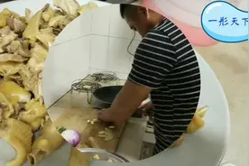 高老板秘制高氏大盘鸡，色香味俱全放了好多啤酒，妙招切皮蛋不碎视频封面