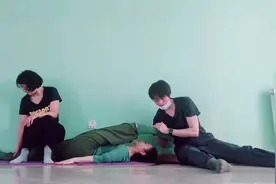 今天看到一个舞蹈生被压腿疼得呲哇乱叫的视频，想起我的视频封面
