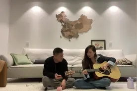 和相处了四年的男友第一次合作弹唱，他好久都没有学过新歌了视频封面