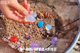 小河边发现了大量彩色宝石 #宝石 #挖宝 #水晶 #荒野寻宝视频封面