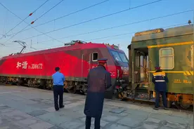 T180次广州至济南列车兖州站换向挂车，司机上演一波钩响车不动视频封面