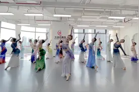傣族舞《彩云之南》完整版傣族舞《彩云之南》完整版#傣族舞视频封面