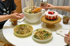 两人食晚餐，草莓慕斯做法简单好吃好吃！钵钵鸡也百吃不腻！视频封面