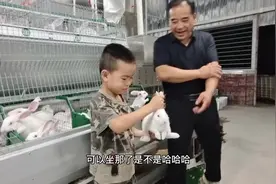今天带着弟弟来到养兔基地，抓两只小兔子回家养视频封面