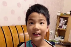 妈妈用暗号叫不起爸爸，你说到最后我爸到底喜不喜欢泼水？视频封面