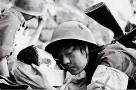 86年老山战场，亲吻临终士兵的女战士张茹，29年后去他墓前探望。视频封面