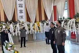 老山主攻营长臧雷和安老兵跪别烈士母亲王昌群，一声妈妈热泪流！视频封面