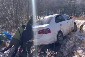 人多力量大，小伙伴合力把车抬出来了，冰雪道路注意安全视频封面