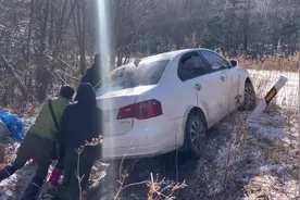 人多力量大，小伙伴合力把车抬出来了，冰雪道路注意安全视频封面