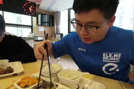 衢州柯城外卖小哥的福利！一顿饭才8块，还有子女托养视频封面