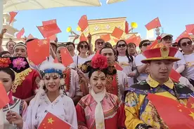 梅山中旅百名团员与维族演员共唱我和我的祖国视频封面