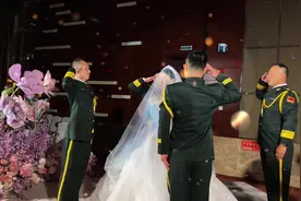 为爱加冕！军婚就太震撼了！感人至深的一场婚礼，致敬军嫂视频封面