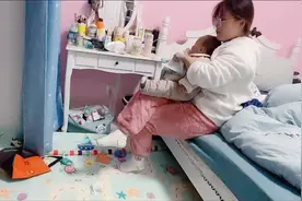 小姨下班找东西吃，小布丁看见后急忙爬过来，俩人吃的开开心心视频封面