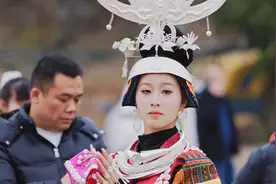 盛装承载了苗族的文化历史，又被称为穿在身上的史诗。视频封面