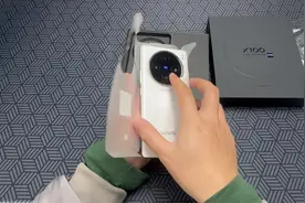 vivox100开箱！白月光也太好看了！新机到手必备三件套！视频封面