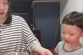 一家人在外吃得嗨，15岁大姐却在一旁默默照顾着弟弟！视频封面