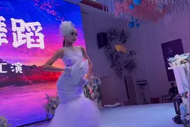 #拉丁女孩 #儿童走秀 10岁美瞳姐的走秀气场还可以嘛视频封面