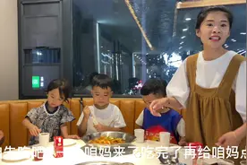 妈妈医院照顾子夏，阿娇带爸爸孩子们去吃虾，吃了整整三大锅虾视频封面