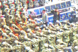 当一群新兵在车站偶遇到抗美援朝老兵，敬礼的这一刻视频封面