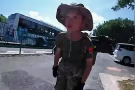 落队的孩子二年级，他没有放弃，成功挑战15公里武装行军拉练视频封面