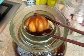 糖醋蒜泡一坛，泡一年都是脆的，泡蒜水也可以反复使用视频封面