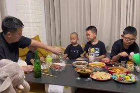 烧烤也吃了，啤酒也安排了，咋感觉味道不一样呢？#爸爸带娃视频封面