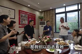 老外家庭来中国，看到中国餐厅，吃惊桌子怎么还能转！视频封面