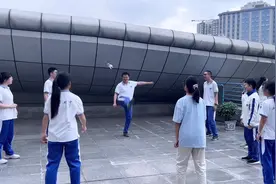 晚自习课间休息 我们都爱踢毽子 集体活动很好啊