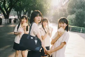 毕业照还只会比剪刀手？快来get多人拍照姿势吧！ #毕业季视频封面