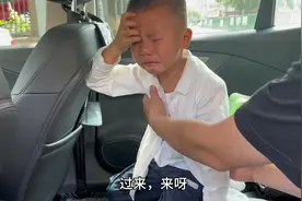 90后夫妻分开后，爸爸来接4岁儿子出去玩，结果儿子反应让人心疼视频封面