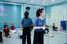 师资班的高级教师在教课呢，来头可大了，有认识的吗？ #舞蹈老师视频封面