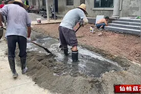 农村自建房门口打地坪，用建房余下的黄沙石子水泥人工搅拌视频封面