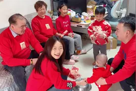 大年初一六个孩子给爷爷奶奶拜年，孩子们纷纷表演才艺视频封面