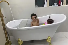 小宝宝玩水，水花四溅，笑声不断，快来分享这欢乐时光！#洗浴视频封面