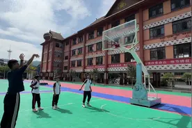 跟体育老师比投篮你们还是嫩了点，有学生捡球真好！视频封面