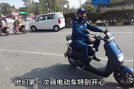 巴铁警察特别喜欢我们中国的电动车，第一次骑非常开心#巴基斯坦视频封面