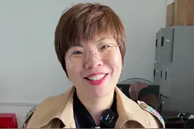 我是厂长陈小花，那个为你的雪莲护垫操碎心的女人，一直在直播视频封面