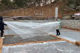 地梁上铺薄膜，这一操作我属实没看懂#农村自建房视频封面