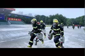 奋斗是青春的底色，是青年人的本色！#中国青年的模样视频封面