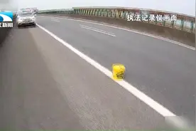 这也行？小货车高速出故障，驾驶员就地取材竟用它当警示牌视频封面