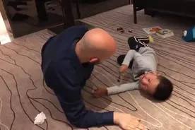 外国夫妇来华领养，看到中国男孩长得如此阳光帅气，立马爱了视频封面