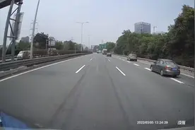 机荷高速清湖立交东往西。粤B72PP0深圳交警叫你喝茶。@深圳交警视频封面