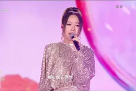 阿梨粤再现神级live现场《晚风心里吹》，想你的风吹到了跨年视频封面