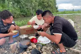 东北大热最适合抓鱼，边玩边抓鱼，户外做辣小鱼汤视频封面