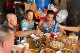 90后两姐妹嫁两兄弟生活在一起。回娘家过中秋，爸爸妈妈没在家视频封面