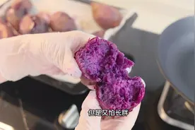 中午烤了紫薯当午餐，热乎乎甜滋滋的，好吃热量低，当作主食很好视频封面