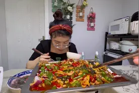 晶晶给老公敷面膜，老公买空超市做一铁盆麻辣蛙，日子平淡却幸福视频封面